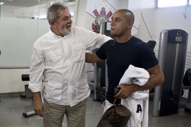 O presidente Luiz Inacio Lula da Silva, ao lado de Roberto Carlos, visitou os jogadores antes do treino do Corinthians realizado esta tarde no Parque São Jorge. O próximo jogo do time será quarta-feira, dia 05/05, no Pacaembu, contra o Flamengo, jogo de volta das oitavas de final da Taca Santander Libertadores da América 2010; São Paulo, Brasil