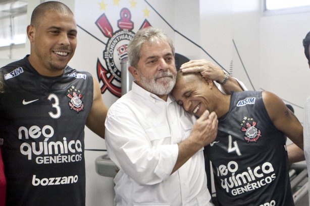 O presidente Luiz Inacio Lula da Silva, ao lado de Ronaldo e Roberto Carlos, visitou os jogadores antes do treino do Corinthians realizado esta tarde no Parque São Jorge. O próximo jogo do time será quarta-feira, dia 05/05, no Pacaembu, contra o Flamengo, jogo de volta das oitavas de final da Taca Santander Libertadores da América 2010; São Paulo, Brasil