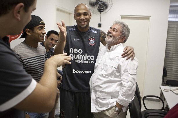 O presidente Luiz Inacio Lula da Silva, ao lado de Souza e de Jorge Henrique, visitou os jogadores antes do treino do Corinthians realizado esta tarde no Parque São Jorge. O próximo jogo do time será quarta-feira, dia 05/05, no Pacaembu, contra o Flamengo, jogo de volta das oitavas de final da Taca Santander Libertadores da América 2010; São Paulo, Brasil