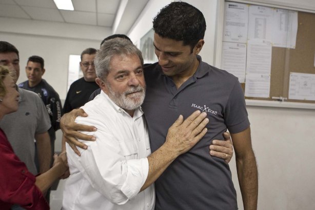 O presidente Luiz Inacio Lula da Silva, ao lado de William visitou os jogadores antes do treino do Corinthians realizado esta tarde no Parque São Jorge. O próximo jogo do time será quarta-feira, dia 05/05, no Pacaembu, contra o Flamengo, jogo de volta das oitavas de final da Taca Santander Libertadores da América 2010; São Paulo, Brasil