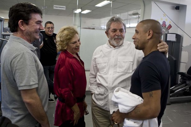 O presidente Luiz Inacio Lula da Silva, ao lado do presidente do Corinthians Andres Sanchez; Dna Marisa Leticia e de Roberto Carlos, visitou os jogadores antes do treino do Corinthians realizado esta tarde no Parque São Jorge. O próximo jogo do time será quarta-feira, dia 05/05, no Pacaembu, contra o Flamengo, jogo de volta das oitavas de final da Taca Santander Libertadores da América 2010; São Paulo, Brasil