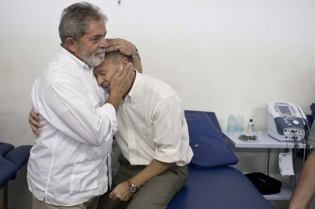 O presidente Luiz Inacio Lula da Silva, ao lado do técnico Mano Menezes, visitou os jogadores antes do treino do Corinthians realizado esta tarde no Parque São Jorge. O próximo jogo do time será quarta-feira, dia 05/05, no Pacaembu, contra o Flamengo, jogo de volta das oitavas de final da Taca Santander Libertadores da América 2010; São Paulo, Brasil