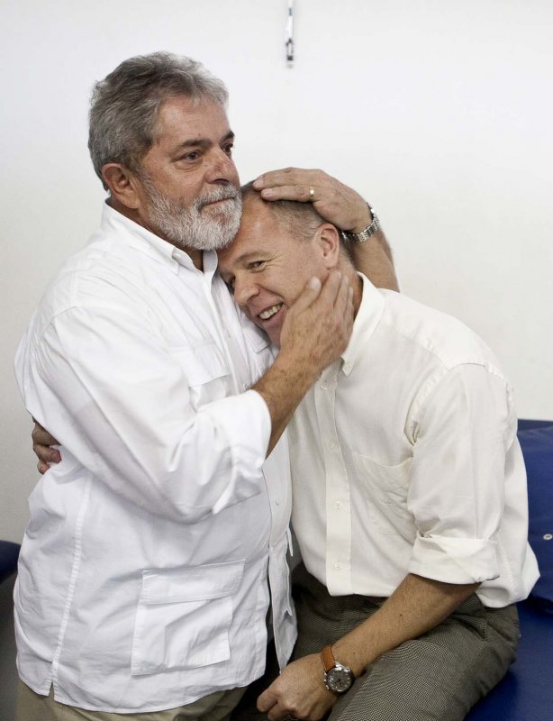 O presidente Luiz Inacio Lula da Silva, ao lado do técnico Mano Menezes, visitou os jogadores antes do treino do Corinthians realizado esta tarde no Parque São Jorge. O próximo jogo do time será quarta-feira, dia 05/05, no Pacaembu, contra o Flamengo, jogo de volta das oitavas de final da Taca Santander Libertadores da América 2010; São Paulo, Brasil