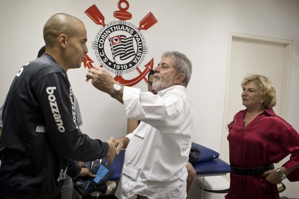 O presidente Luiz Inacio Lula da Silva, ao lado e Julio Cesar e de Dna. Marisa Leticia, visitou os jogadores antes do treino do Corinthians realizado esta tarde no Parque São Jorge. O próximo jogo do time será quarta-feira, dia 05/05, no Pacaembu, contra o Flamengo, jogo de volta das oitavas de final da Taca Santander Libertadores da América 2010; São Paulo, Brasil