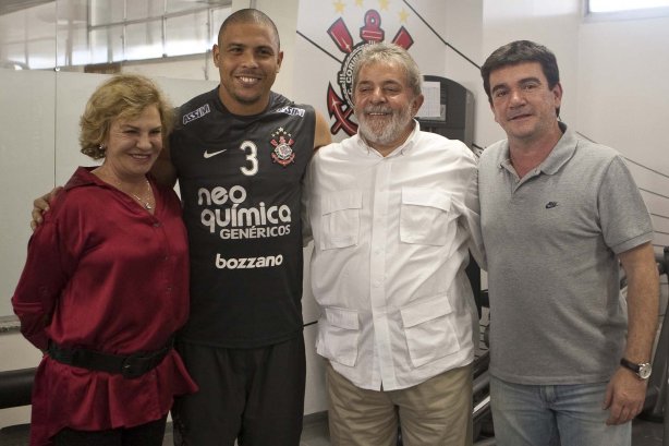 O presidente Luiz Inacio Lula da Silva, com Dna. Marisa Leticia, Ronaldo e o presidente do Corinthians Andres Sanchez, visitou os jogadores antes do treino do Corinthians realizado esta tarde no Parque São Jorge. O próximo jogo do time será quarta-feira, dia 05/05, no Pacaembu, contra o Flamengo, jogo de volta das oitavas de final da Taca Santander Libertadores da América 2010; São Paulo, Brasil