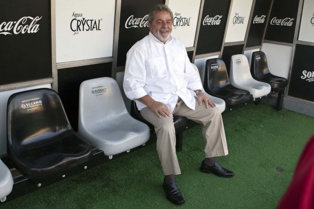 O presidente Luiz Inacio Lula da Silva sentou-se no banco de resrvas do Parque São Jorge e depois visitou os jogadores antes do treino do Corinthians realizado esta tarde no Parque São Jorge. O próximo jogo do time será quarta-feira, dia 05/05, no Pacaembu, contra o Flamengo, jogo de volta das oitavas de final da Taca Santander Libertadores da América 2010; São Paulo, Brasil