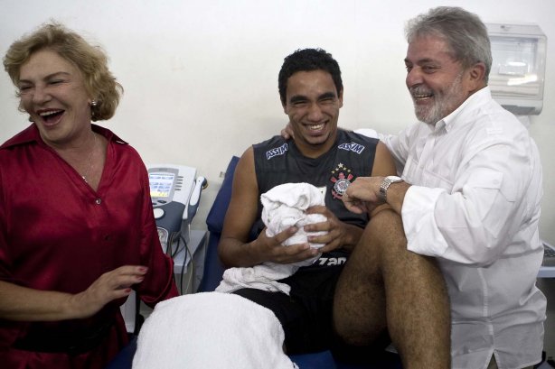 O presidente Luiz Inacio Lula da Silva visitou, ao lado de Dna. Marisa Leticia e do jogador Boquita, que o imitou, os jogadores antes do treino do Corinthians realizado esta tarde no Parque São Jorge. O próximo jogo do time será quarta-feira, dia 05/05, no Pacaembu, contra o Flamengo, jogo de volta das oitavas de final da Taca Santander Libertadores da América 2010; São Paulo, Brasil