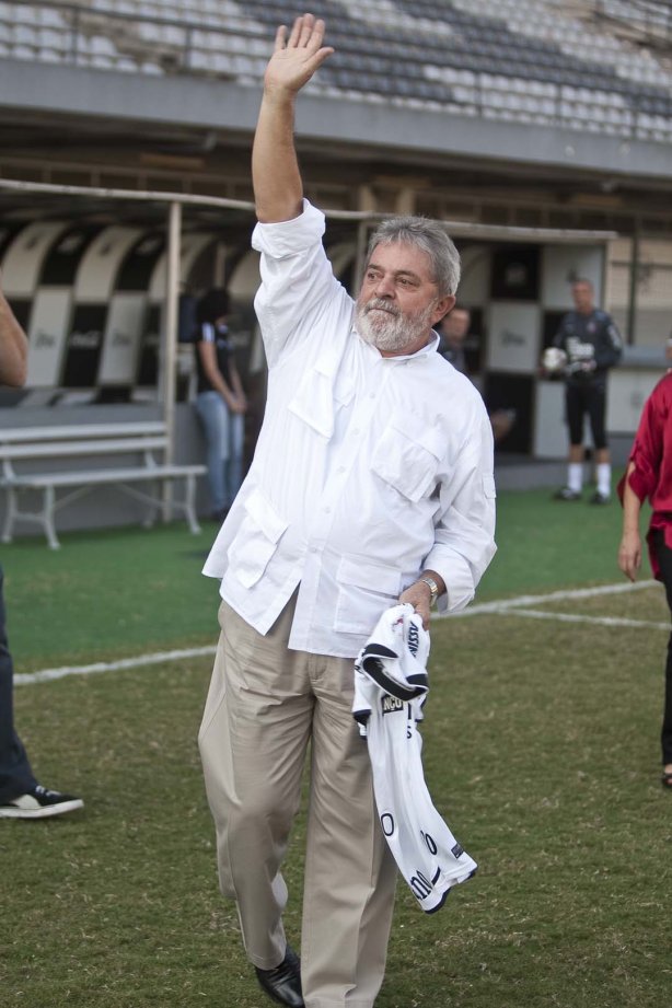 O presidente Luiz Inacio Lula da Silva visitou os jogadores antes do treino do Corinthians realizado esta tarde no Parque São Jorge. O próximo jogo do time será quarta-feira, dia 05/05, no Pacaembu, contra o Flamengo, jogo de volta das oitavas de final da Taca Santander Libertadores da América 2010; São Paulo, Brasil