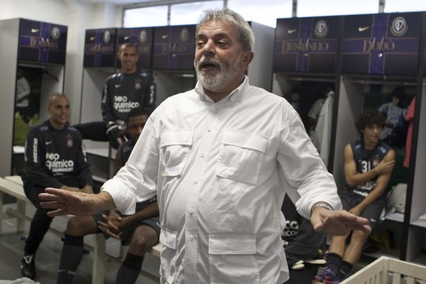 O presidente Luiz Inacio Lula da Silva visitou os jogadores antes do treino do Corinthians realizado esta tarde no Parque São Jorge. O próximo jogo do time será quarta-feira, dia 05/05, no Pacaembu, contra o Flamengo, jogo de volta das oitavas de final da Taca Santander Libertadores da América 2010; São Paulo, Brasil