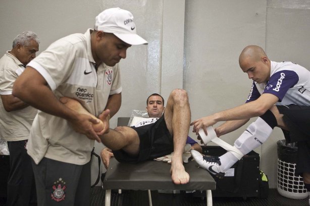 Danilo e Julio Cesar nos vestiários antes da partida entre Corinthians x Flamengo válida pela Copa Santander Libertadores realizada no estádio do Pacaembu