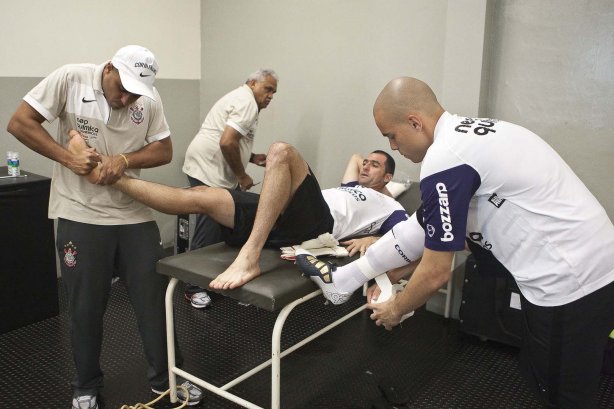Danilo, na maca, e Julio Cesar nos vestiários antes da partida entre Corinthians x Flamengo válida pela Copa Santander Libertadores realizada no estádio do Pacaembu
