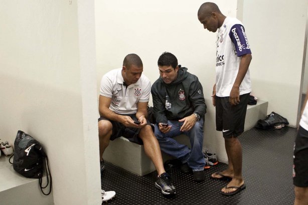 Ronaldo; o fisioterapeuta Bruno Mazziotti e Elias nos vestiários antes da partida entre Corinthians x Flamengo válida pela Copa Santander Libertadores realizada no estádio do Pacaembu