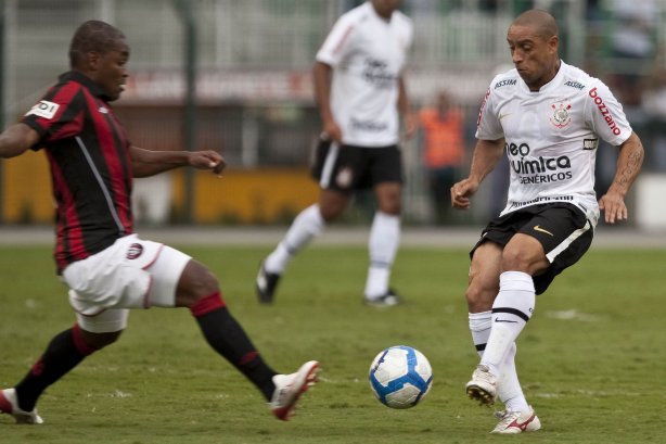Alan Bahia e Roberto Carlos durante partida entre Corinthians x Atlético-PR válida pela 1ª rodada do Campeonato Brasileiro 2010, realizada no estádio do Pacaembu