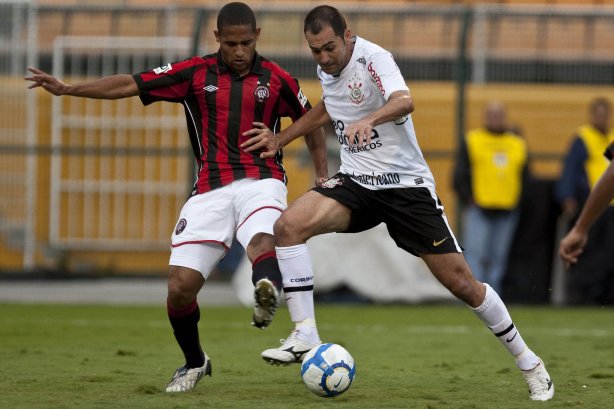 Bruno Costa e Danilo durante partida entre Corinthians x Atlético-PR válida pela 1ª rodada do Campeonato Brasileiro 2010, realizada no estádio do Pacaembu