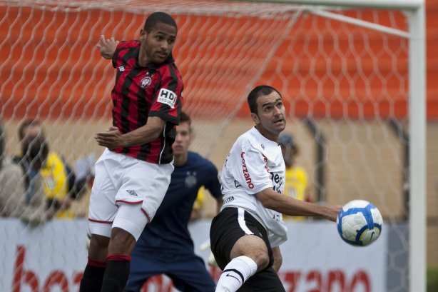 Bruno Costa e Danilo durante partida entre Corinthians x Atlético-PR válida pela 1ª rodada do Campeonato Brasileiro 2010, realizada no estádio do Pacaembu