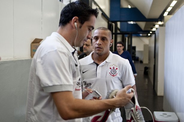Chicão e Roberto Carlos nos vestiários antes da partida entre Corinthians x Atlético-PR válida pela 1ª rodada do Campeonato Brasileiro 2010, realizada no estádio do Pacaembu
