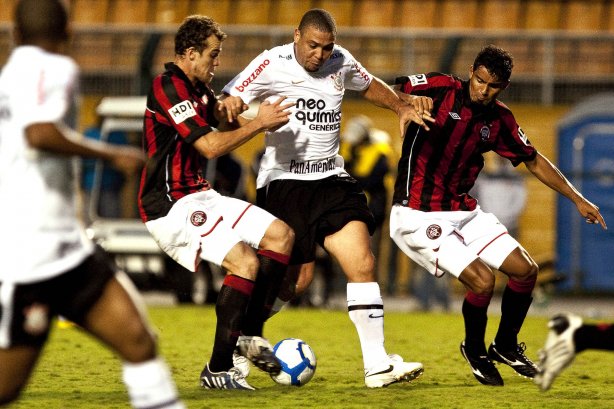 Chico; Ronaldo e Leandro durante partida entre Corinthians x Atlético-PR válida pela 1ª rodada do Campeonato Brasileiro 2010, realizada no estádio do Pacaembu