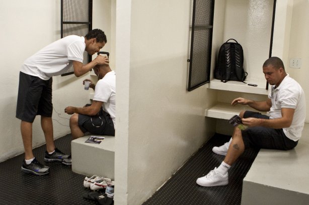 Dentinho; Roberto Carlos e Ronaldo nos vestiários antes da partida entre Corinthians x Atlético-PR válida pela 1ª rodada do Campeonato Brasileiro 2010, realizada no estádio do Pacaembu