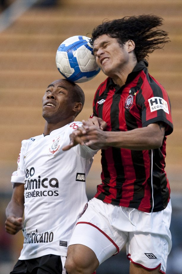 Elias e Marcio Azevedo durante partida entre Corinthians x Atlético-PR válida pela 1ª rodada do Campeonato Brasileiro 2010, realizada no estádio do Pacaembu