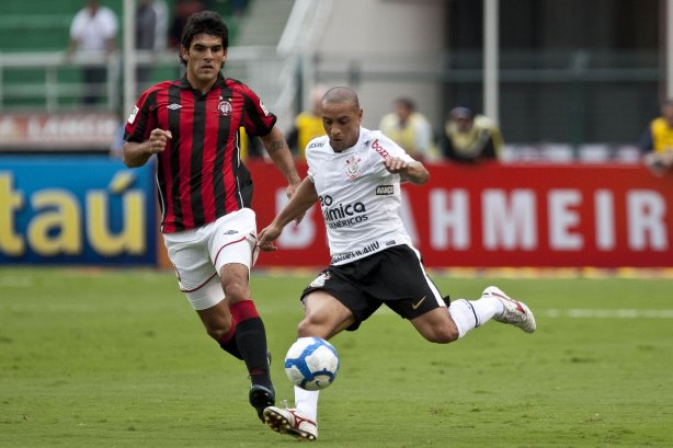 Javier Toledo e Roberto Carlos durante partida entre Corinthians x Atlético-PR válida pela 1ª rodada do Campeonato Brasileiro 2010, realizada no estádio do Pacaembu
