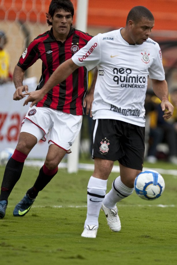 Javier Toledo e Ronaldo durante partida entre Corinthians x Atlético-PR válida pela 1ª rodada do Campeonato Brasileiro 2010, realizada no estádio do Pacaembu