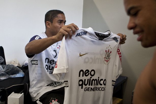 Jorge Henrique observa a nova camisa do Corinthians nos vestiários antes da partida entre Corinthians x Atlético-PR válida pela 1ª rodada do Campeonato Brasileiro 2010, realizada no estádio do Pacaembu