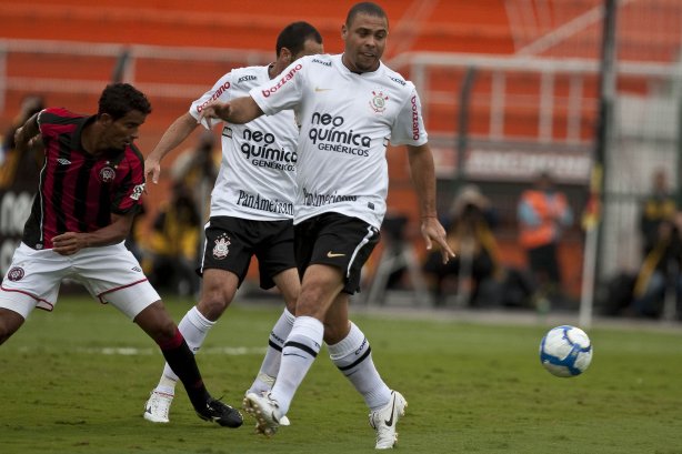 Leando; Danilo e Ronaldo durante partida entre Corinthians x Atlético-PR válida pela 1ª rodada do Campeonato Brasileiro 2010, realizada no estádio do Pacaembu