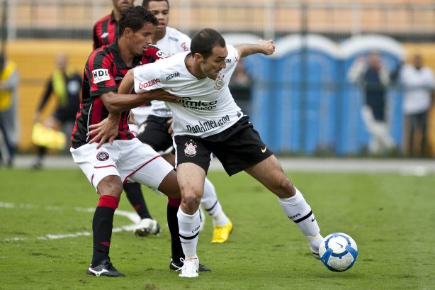Leandro e Danilo durante partida entre Corinthians x Atlético-PR válida pela 1ª rodada do Campeonato Brasileiro 2010, realizada no estádio do Pacaembu