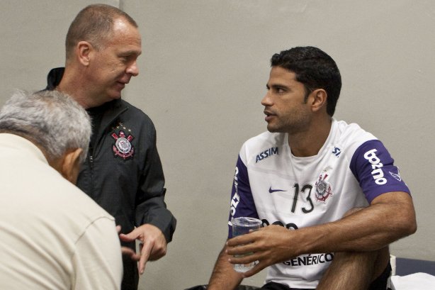 Mano Menezes e William nos vestiários antes da partida entre Corinthians x Atlético-PR válida pela 1ª rodada do Campeonato Brasileiro 2010, realizada no estádio do Pacaembu