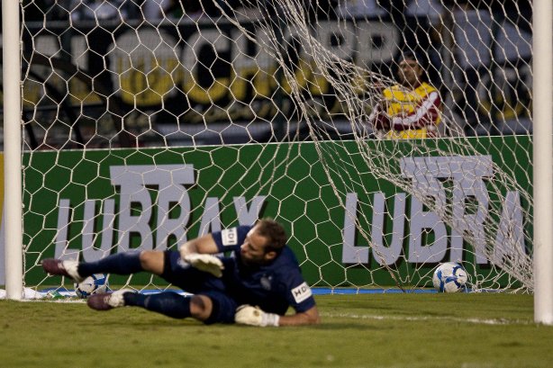 O goleiro João Carlos não segura o penalti chutado por Ronaldo durante partida entre Corinthians x Atlético-PR válida pela 1ª rodada do Campeonato Brasileiro 2010, realizada no estádio do Pacaembu