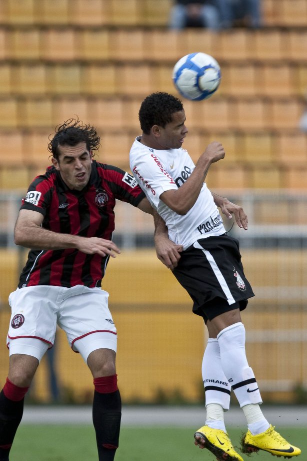 Rhodolfo e Dentinho durante partida entre Corinthians x Atlético-PR válida pela 1ª rodada do Campeonato Brasileiro 2010, realizada no estádio do Pacaembu