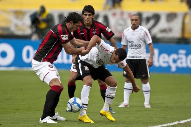 Rhodolfo e Dentinho durante partida entre Corinthians x Atlético-PR válida pela 1ª rodada do Campeonato Brasileiro 2010, realizada no estádio do Pacaembu