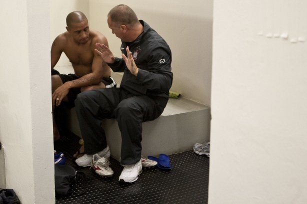 Roberto Carlos e Mano Menezes nos vestiários antes da partida entre Corinthians x Atlético-PR válida pela 1ª rodada do Campeonato Brasileiro 2010, realizada no estádio do Pacaembu