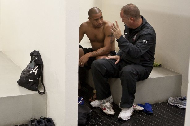 Roberto Carlos e Mano Menezes nos vestiários antes da partida entre Corinthians x Atlético-PR válida pela 1ª rodada do Campeonato Brasileiro 2010, realizada no estádio do Pacaembu