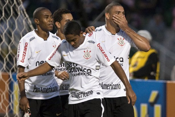 Ronaldo manda beijos para a torcida apaos fazer de penalti o segundo gol do Corinthians durante partida entre Corinthians x Atlético-PR válida pela 1ª rodada do Campeonato Brasileiro 2010, realizada no estádio do Pacaembu