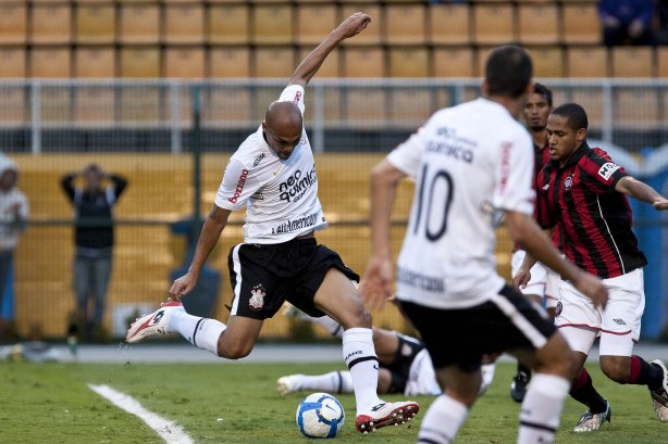 Souza chuta e faz o primeiro gol do Corinthians durante partida entre Corinthians x Atlético-PR válida pela 1ª rodada do Campeonato Brasileiro 2010, realizada no estádio do Pacaembu