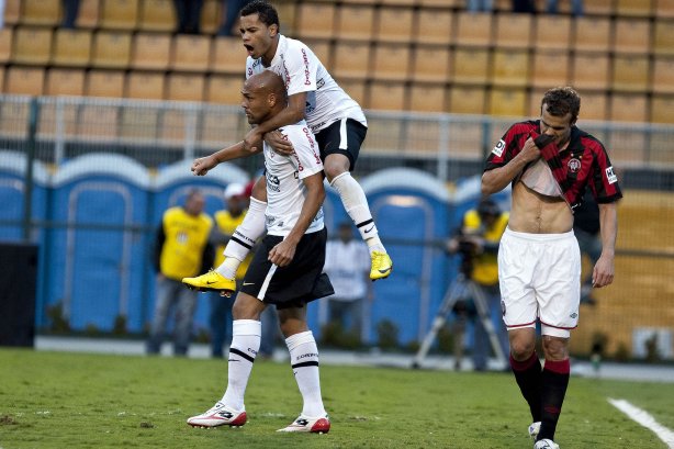 Souza que fez o primeiro gol do Corinthians comemora com Dentinho durante partida entre Corinthians x Atlético-PR válida pela 1ª rodada do Campeonato Brasileiro 2010, realizada no estádio do Pacaembu