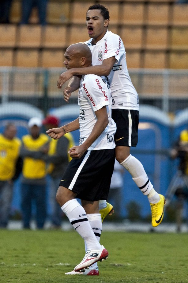 Souza que fez o primeiro gol do Corinthians comemora com Dentinho durante partida entre Corinthians x Atlético-PR válida pela 1ª rodada do Campeonato Brasileiro 2010, realizada no estádio do Pacaembu