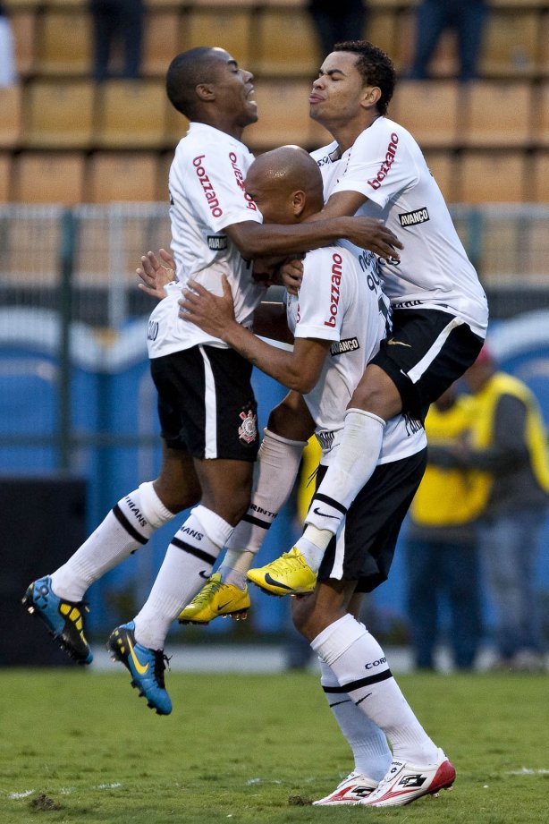 Souza que fez o primeiro gol do Corinthians, comemora com Elias e Dentinho durante partida entre Corinthians x Atlético-PR válida pela 1ª rodada do Campeonato Brasileiro 2010, realizada no estádio do Pacaembu