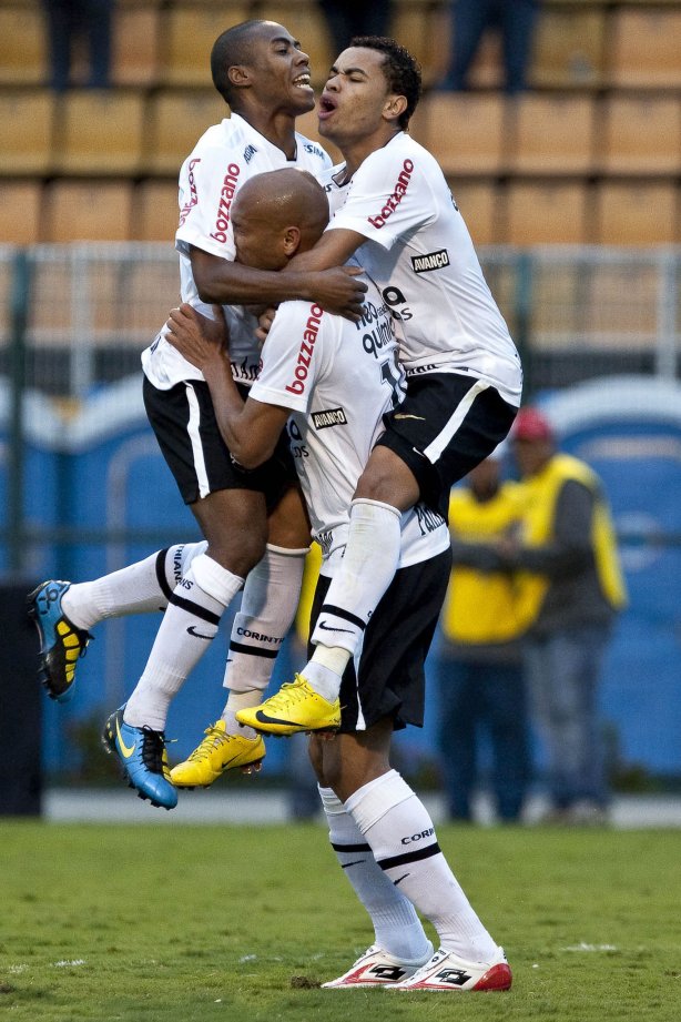Souza(c) que fez o primeiro gol do Corinthians comemora com Elias e Dentinho durante partida entre Corinthians x Atlético-PR válida pela 1ª rodada do Campeonato Brasileiro 2010, realizada no estádio do Pacaembu