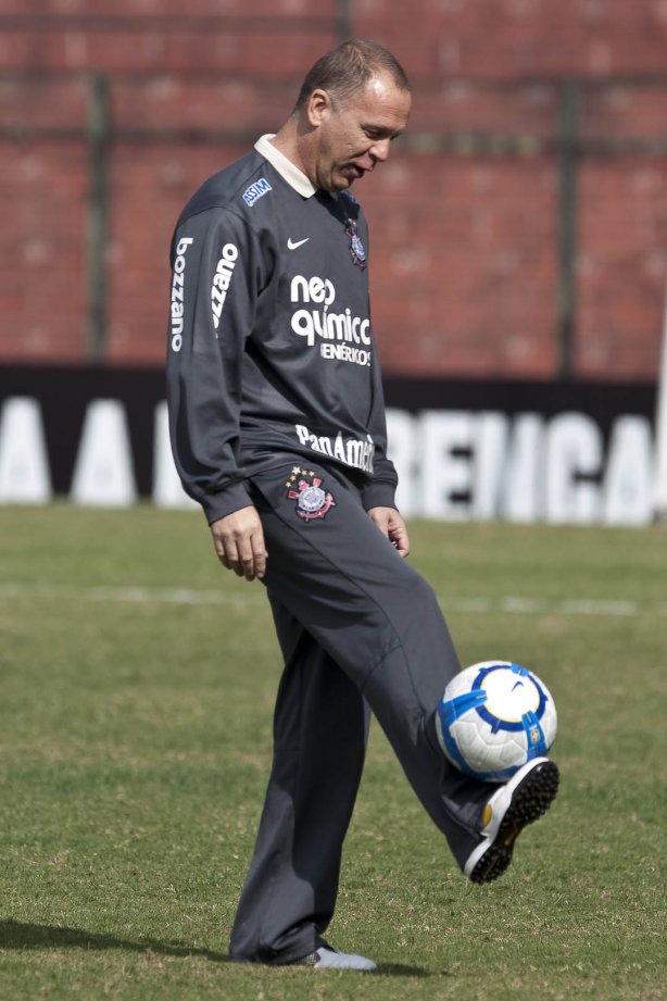 Mano Menezes durante o treino do Corinthians realizado esta manhã no Parque São Jorge. O próximo jogo do time será amanhã, domingo, dia 16/05, no Olímpico, contra o Grêmio, pela 2ª rodada do Campeonato Brasileiro 2010; São Paulo, Brasil