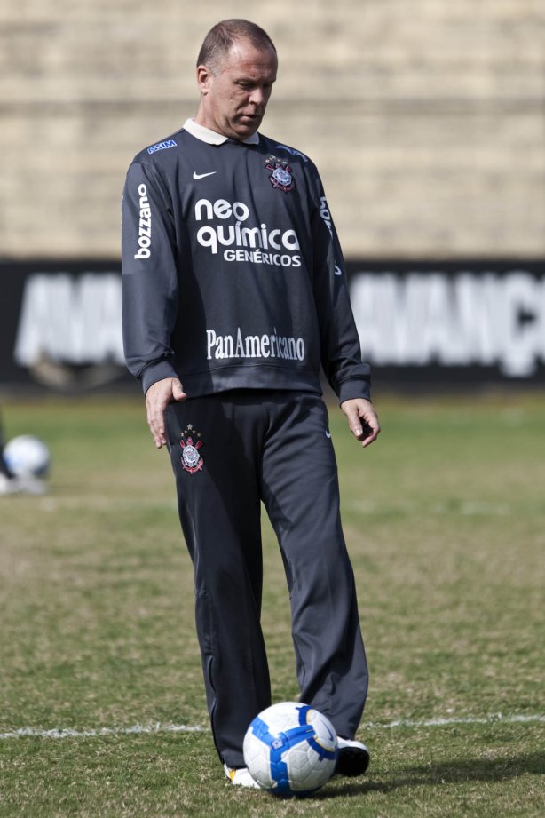 Mano Menezes durante o treino do Corinthians realizado esta manhã no Parque São Jorge. O próximo jogo do time será amanhã, domingo, dia 16/05, no Olímpico, contra o Grêmio, pela 2ª rodada do Campeonato Brasileiro 2010; São Paulo, Brasil