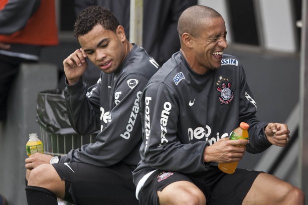 Dentinho e Roberto Carlos durante o treino do Corinthians realizado esta manhã no Parque São Jorge. O próximo jogo do time será domingo, dia 23/05 no Pacaembu, contra o Fluminense, pela 3ª rodada do Campeonato Brasileiro 2010; São Paulo, Brasil