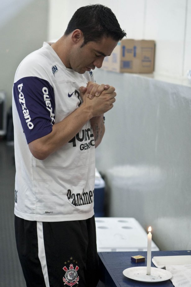 Chicão rezando nos vestiários antes da partida entre Corinthians x Fluminense válida pela 3ª rodada do Campeonato Brasileiro 2010, realizada no estádio do Pacaembu
