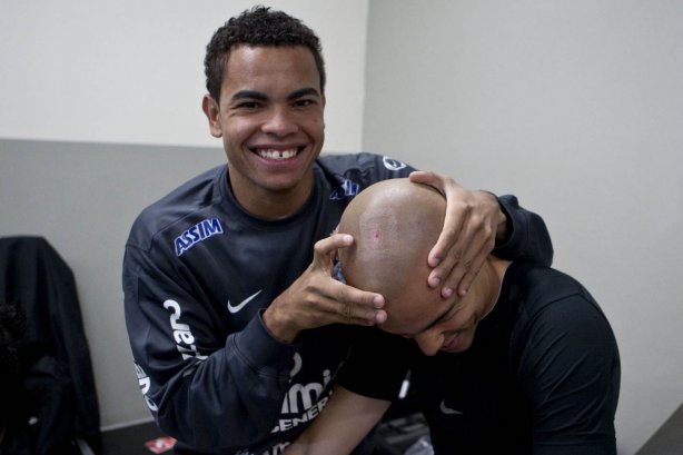 Dentinho e Julio Cesar nos vestiários antes da partida entre Corinthians x Fluminense válida pela 3ª rodada do Campeonato Brasileiro 2010, realizada no estádio do Pacaembu
