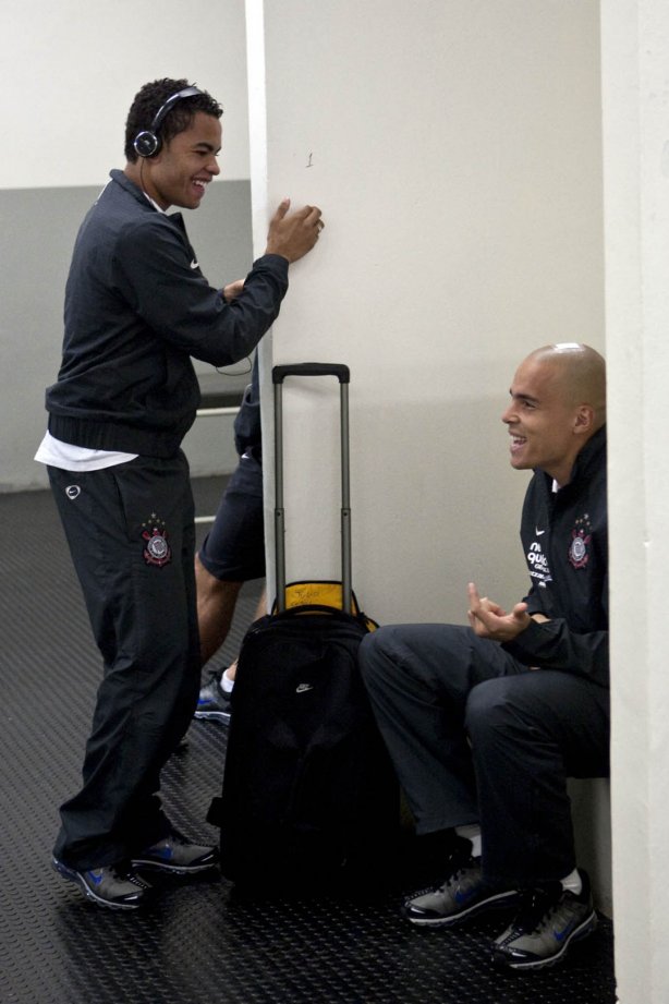 Dentinho e Julio Cesar nos vestiários antes da partida entre Corinthians x Fluminense válida pela 3ª rodada do Campeonato Brasileiro 2010, realizada no estádio do Pacaembu
