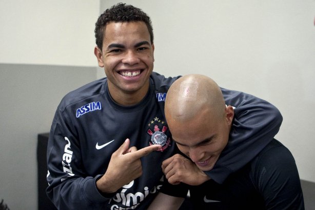 Dentinho e Julio Cesar nos vestiários antes da partida entre Corinthians x Fluminense válida pela 3ª rodada do Campeonato Brasileiro 2010, realizada no estádio do Pacaembu
