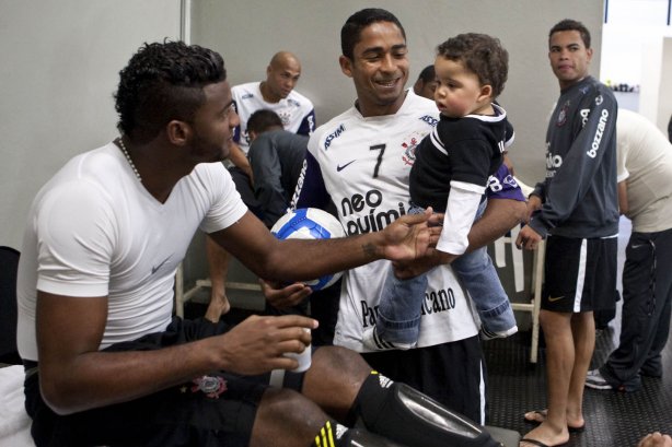 Felipe; Jorge Henrique com o filho Thiago Henrique, nos vestiários antes da partida entre Corinthians x Fluminense válida pela 3ª rodada do Campeonato Brasileiro 2010, realizada no estádio do Pacaembu