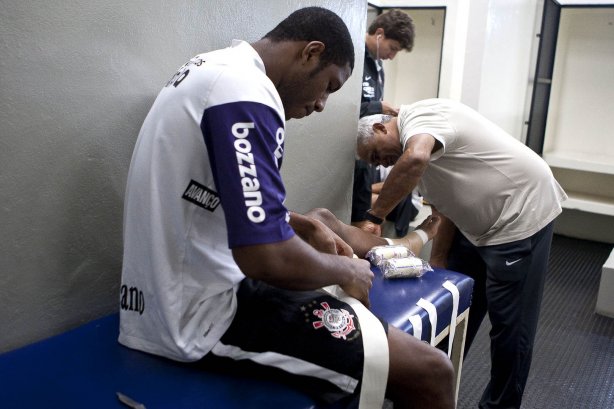 Jucilei e o massagista Ceará nos vestiários antes da partida entre Corinthians x Fluminense válida pela 3ª rodada do Campeonato Brasileiro 2010, realizada no estádio do Pacaembu