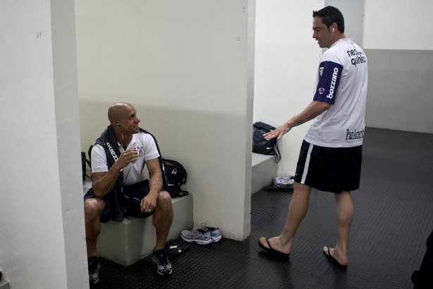 Roberto Carlos e Chicão nos vestiários antes da partida entre Corinthians x Fluminense válida pela 3ª rodada do Campeonato Brasileiro 2010, realizada no estádio do Pacaembu